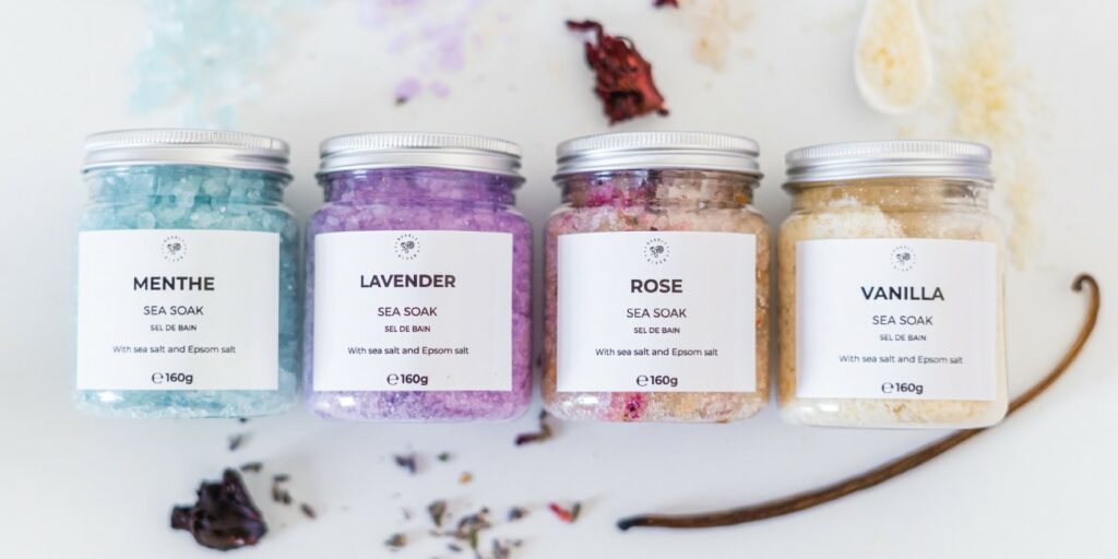Laissez fondre un de nos sels de bain Bubbly Bloom dans votre baignoire pour combiner soin et détente et profiter d’un moment de détente parfumé. Grâce à leur composition riche en matière minérale, ces petits cristaux de sel donneront à votre corps une sensation intense de relaxation tout en garantissant une peau gommée et adoucie ainsi qu’une détente musculaire totale. Relaxants, cicatrisants et même déstressant, les bienfaits de sels de bain sont multiples autant sur le physique que sur le mental.